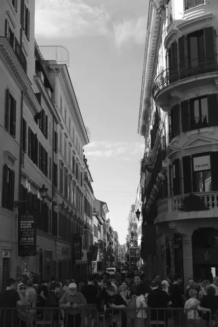 Crowds at the foot of Via Condotti.